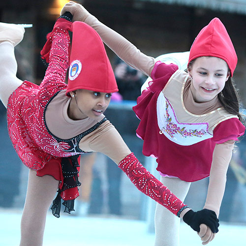 Kinder vom Kölner Eis-Klub laufen Eiskunstlauf-Show auf der Eisbahn
